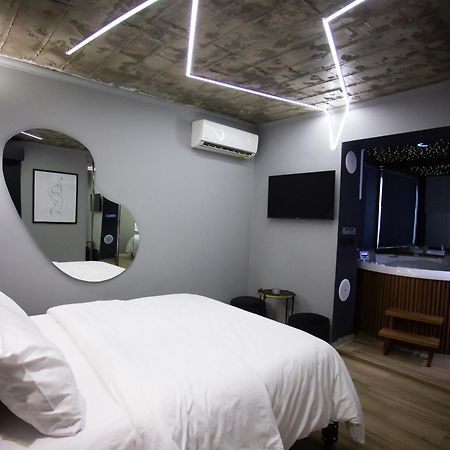 The Bubbles - Jacuzzi Hotel Tirana Exterior photo