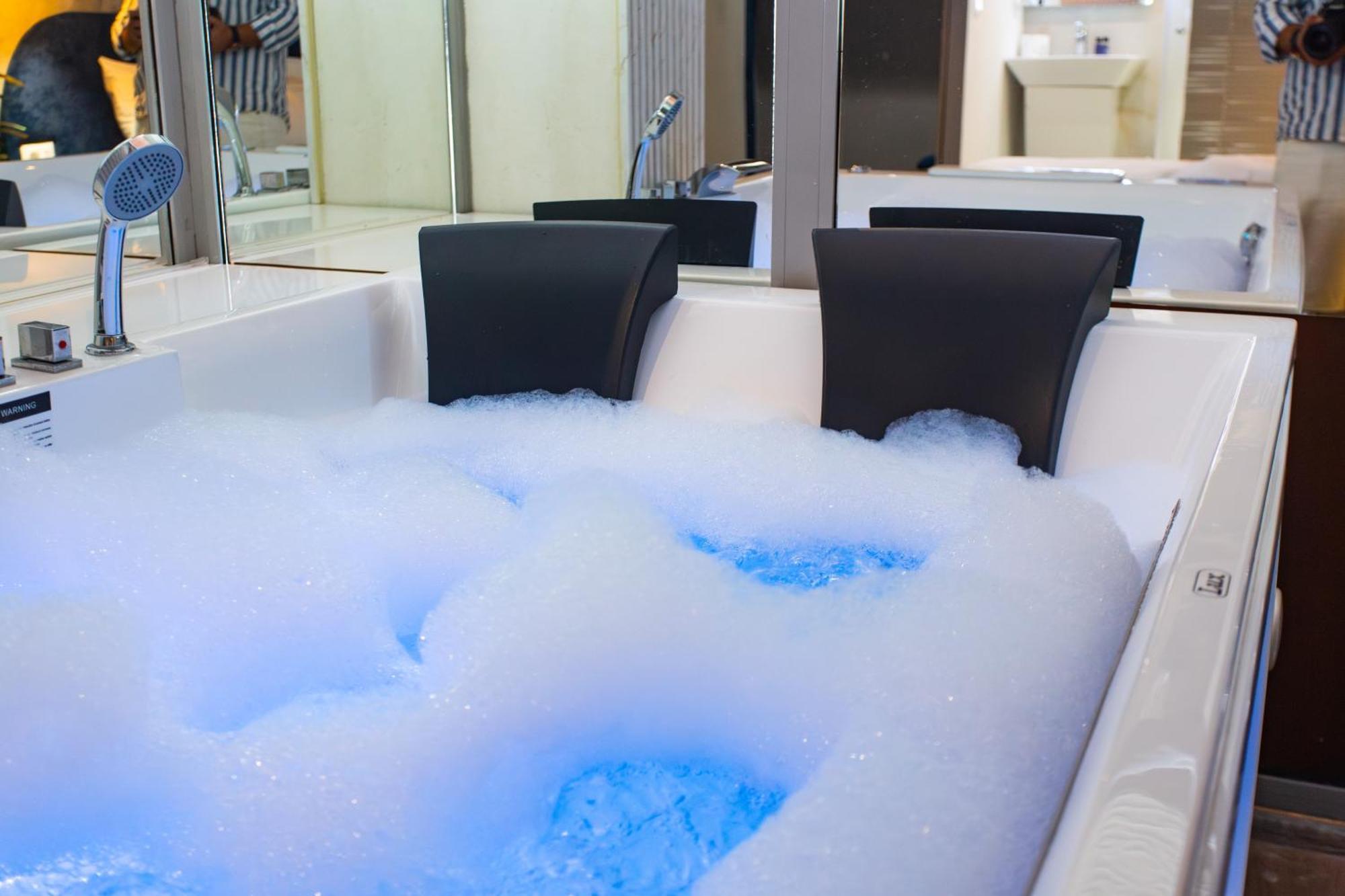 The Bubbles - Jacuzzi Hotel Tirana Exterior photo