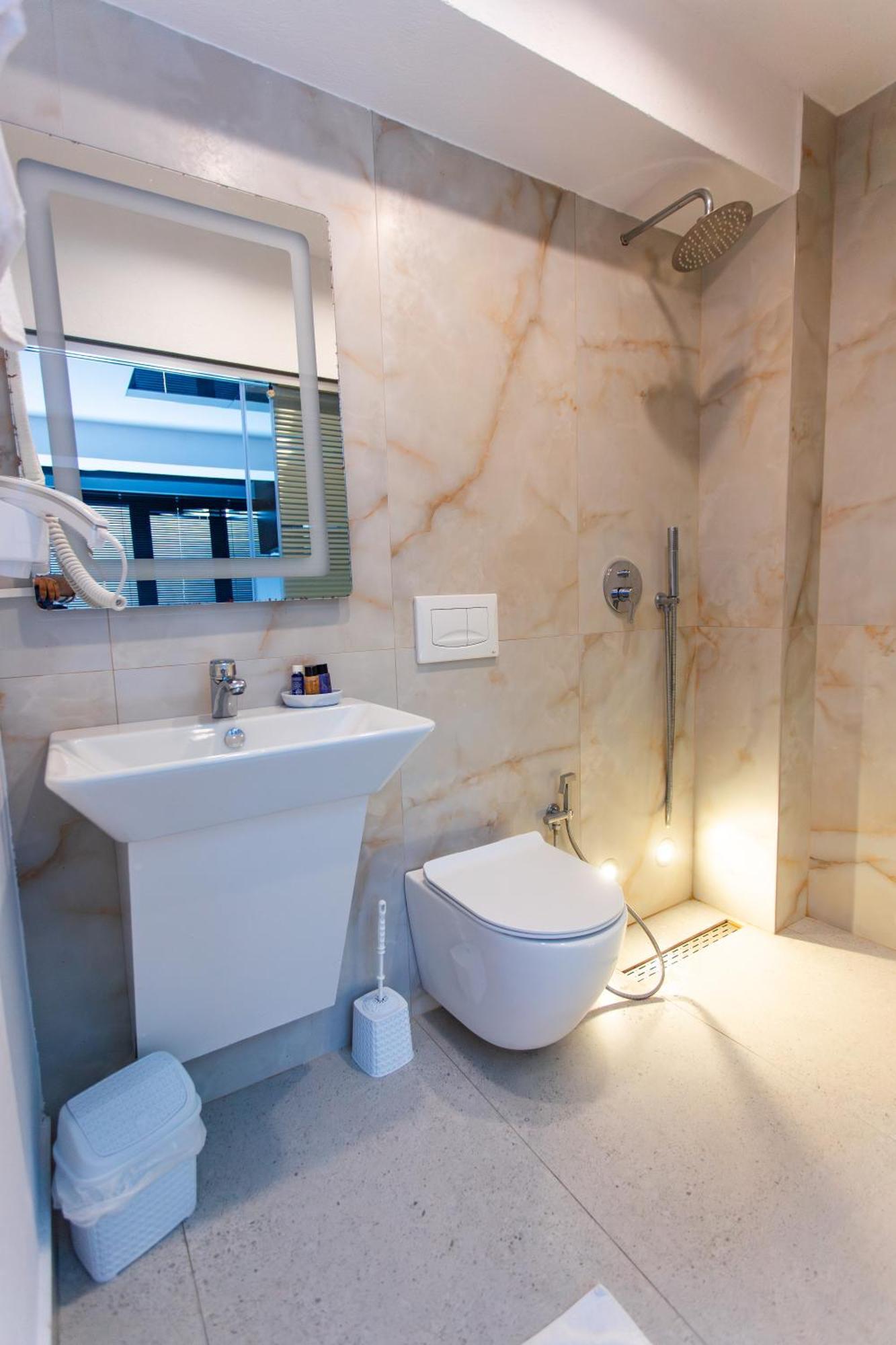 The Bubbles - Jacuzzi Hotel Tirana Exterior photo