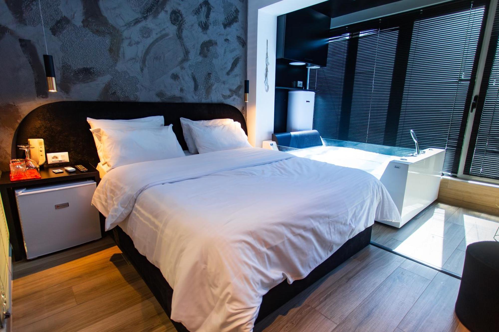 The Bubbles - Jacuzzi Hotel Tirana Exterior photo