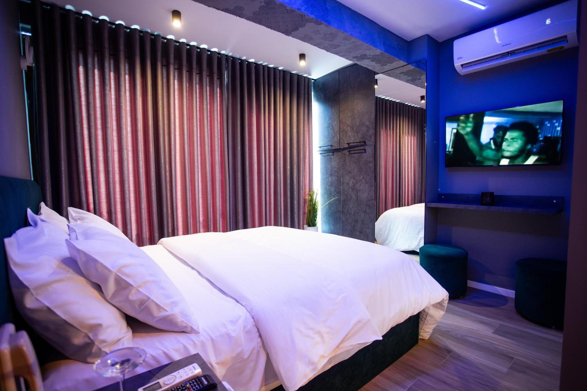 The Bubbles - Jacuzzi Hotel Tirana Exterior photo