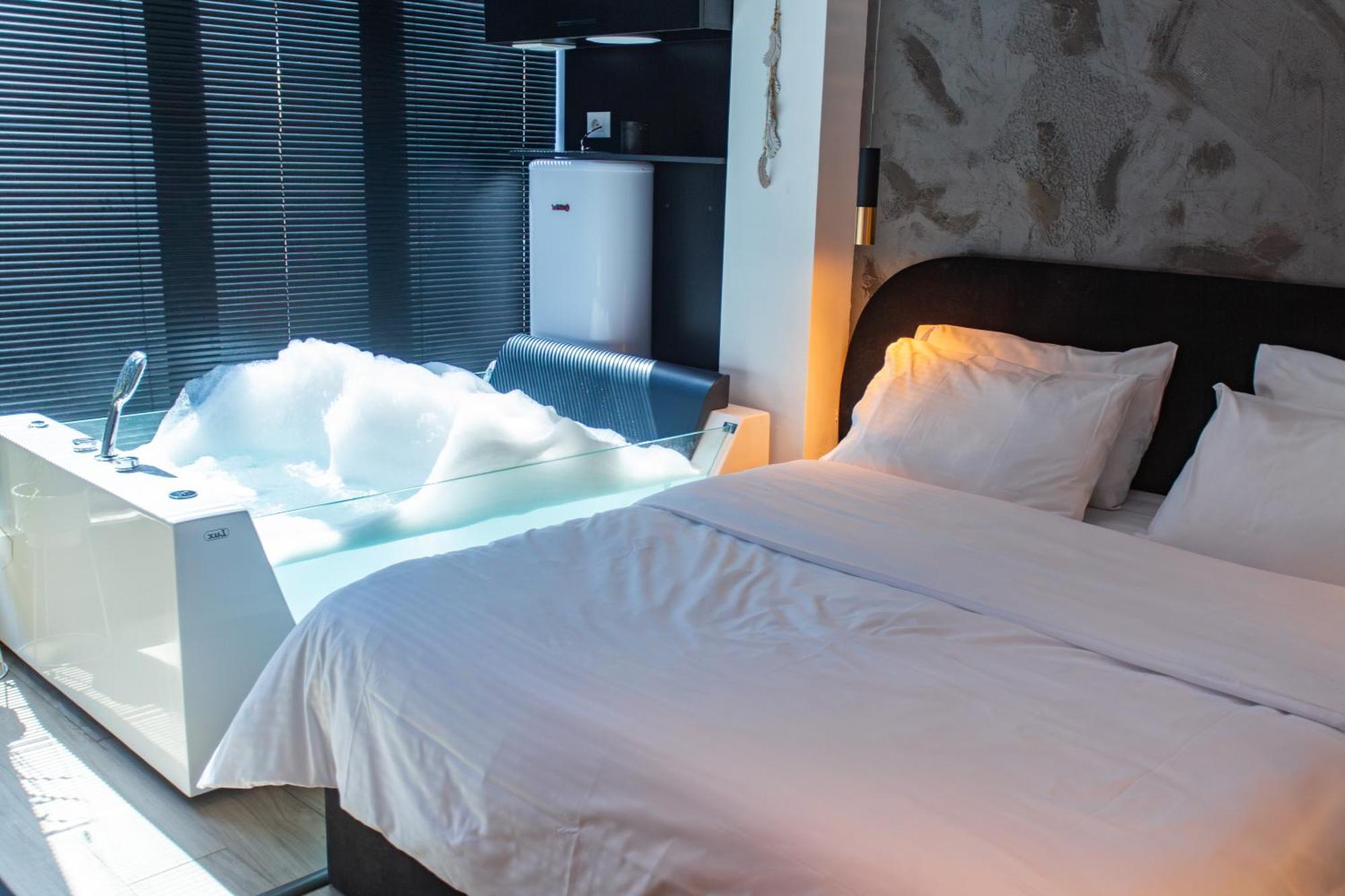 The Bubbles - Jacuzzi Hotel Tirana Exterior photo