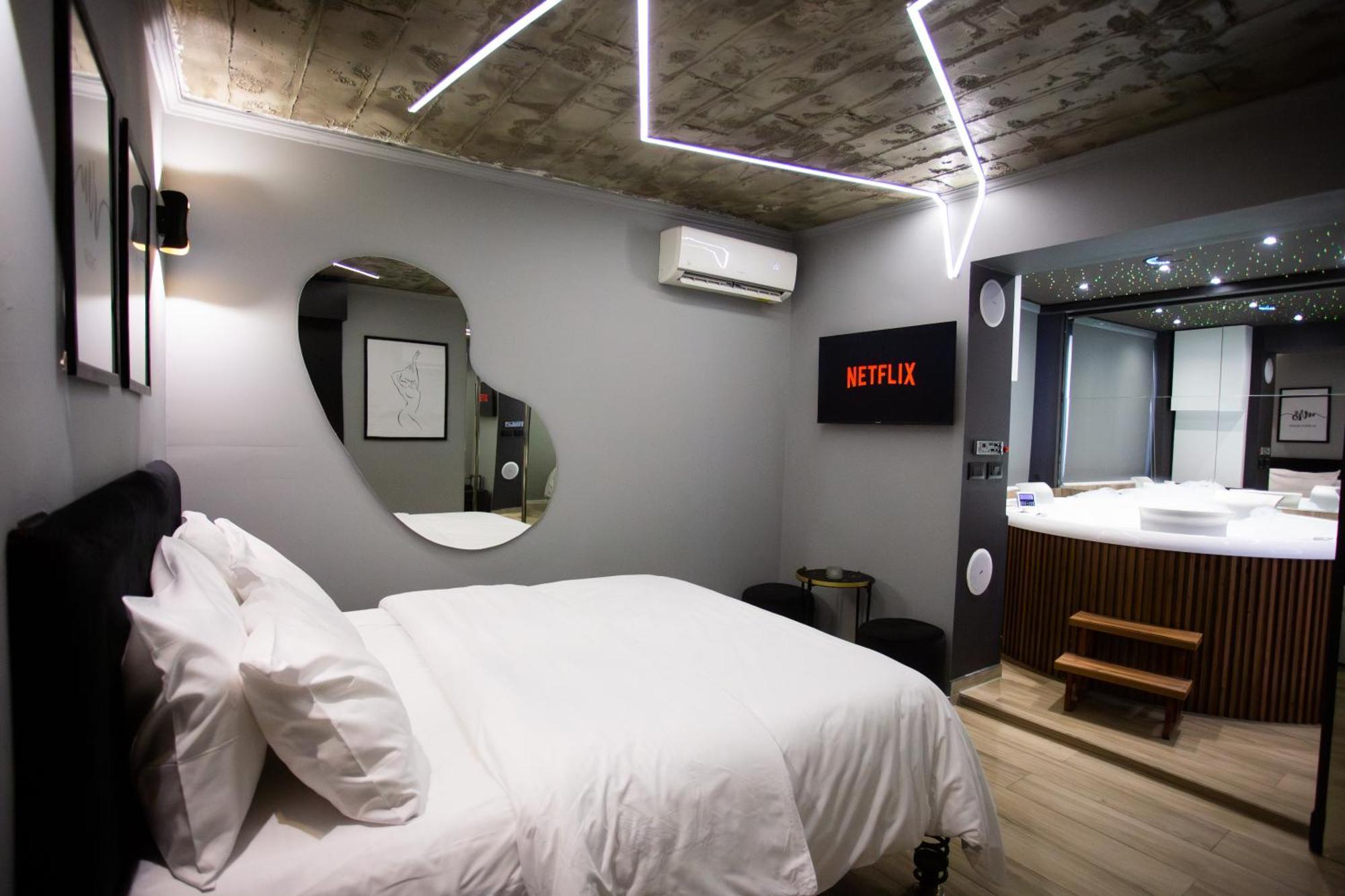 The Bubbles - Jacuzzi Hotel Tirana Exterior photo