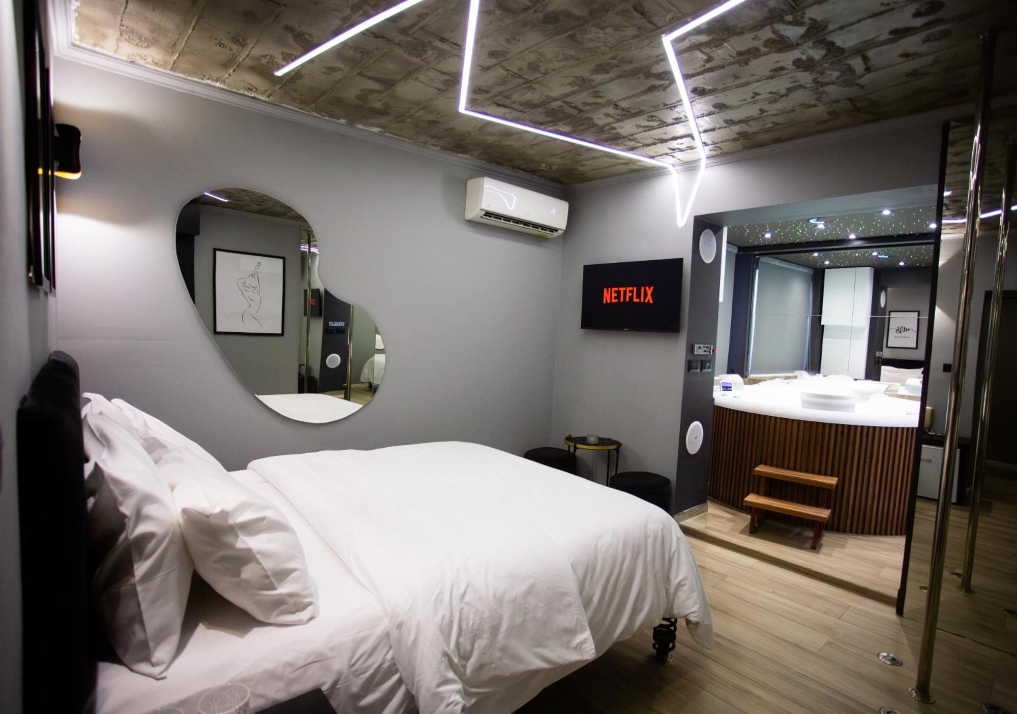 The Bubbles - Jacuzzi Hotel Tirana Exterior photo