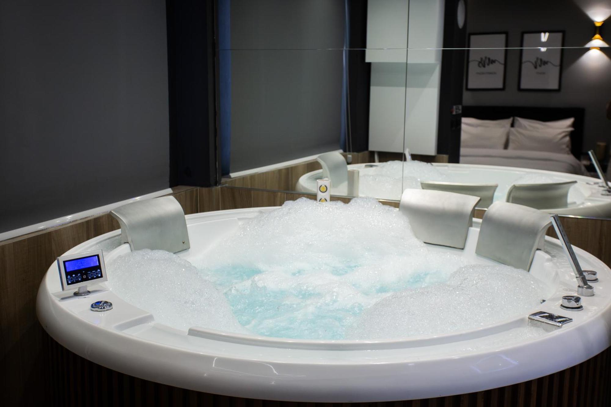 The Bubbles - Jacuzzi Hotel Tirana Exterior photo