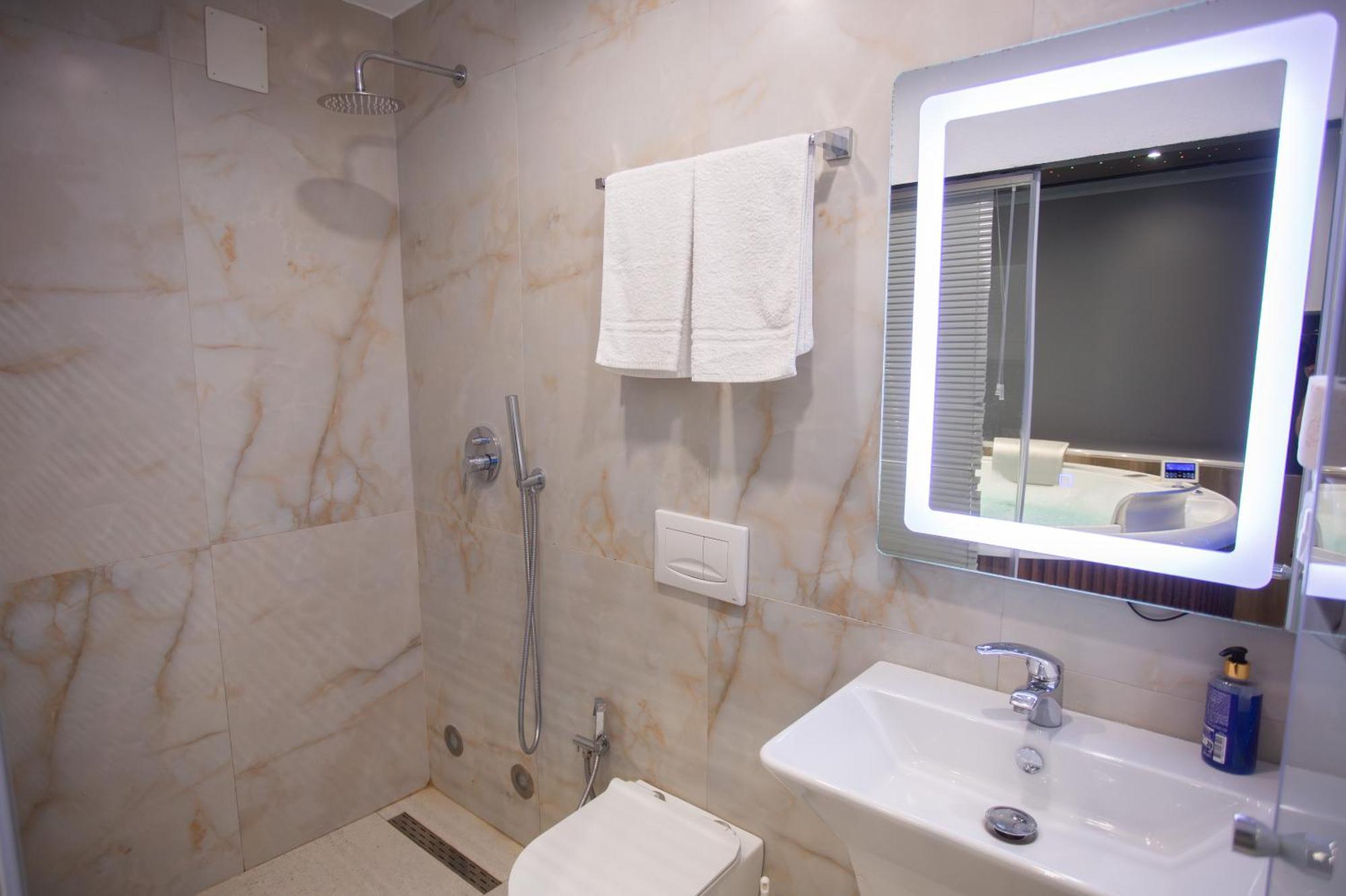 The Bubbles - Jacuzzi Hotel Tirana Exterior photo
